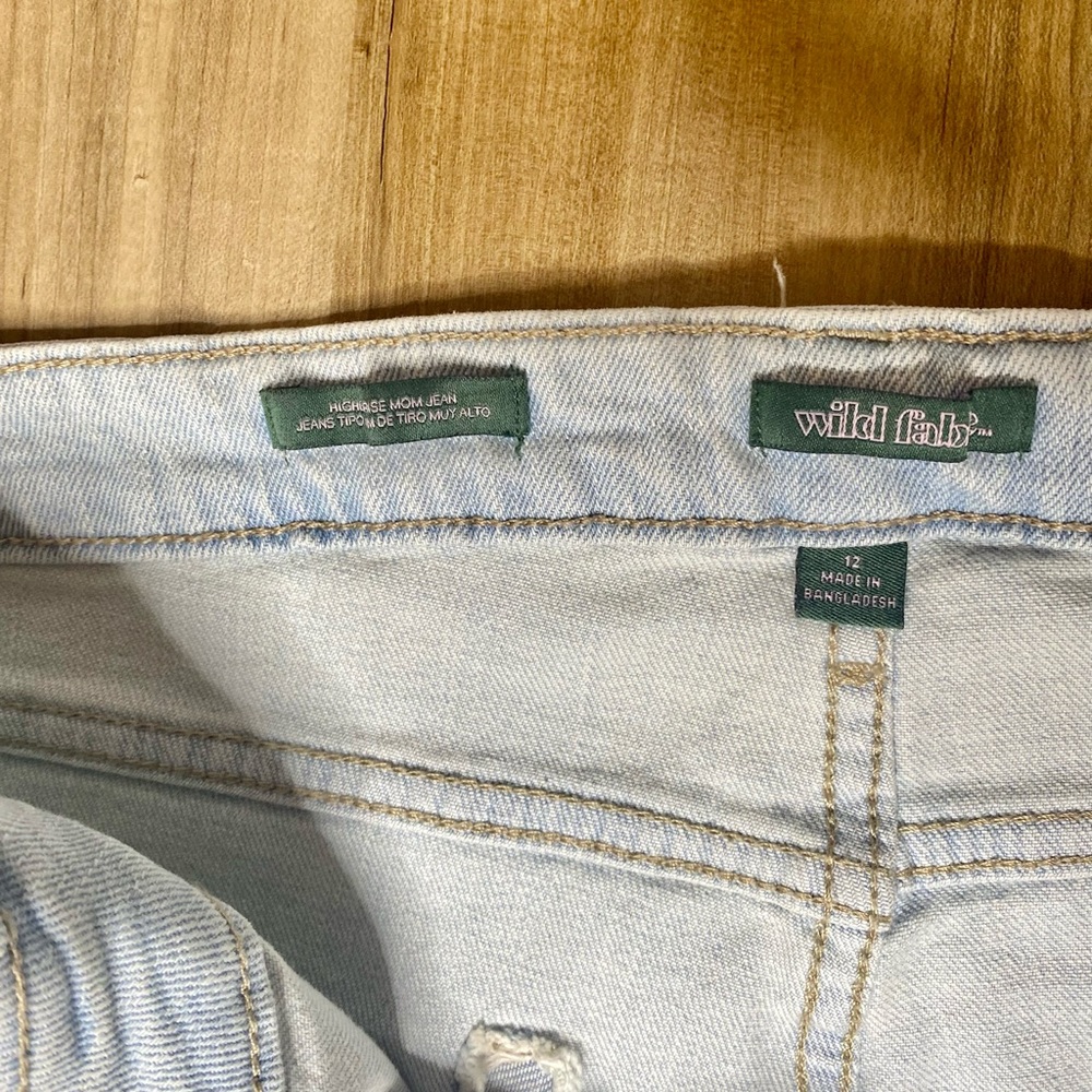 NWOT Wild Fable High Waisted Distressed Light Wash Mom Jeans - Picture 8 of 8